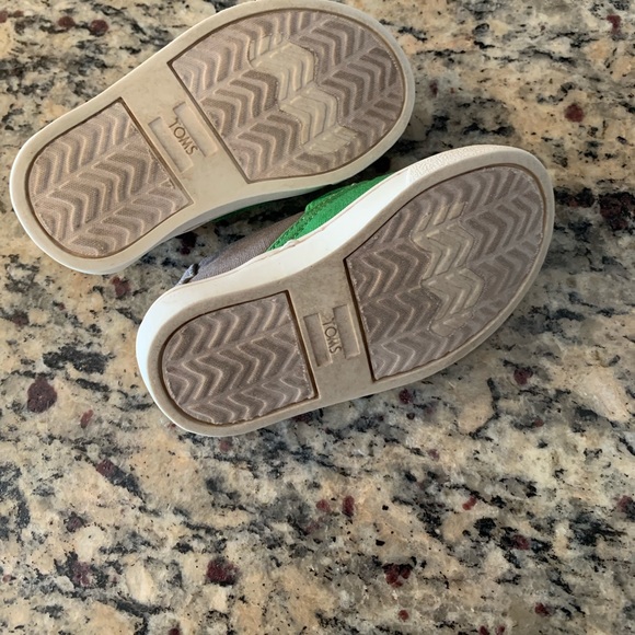 TOMS Dinosaur Slip On Shoes - Size 5T - Picture 5 of 6